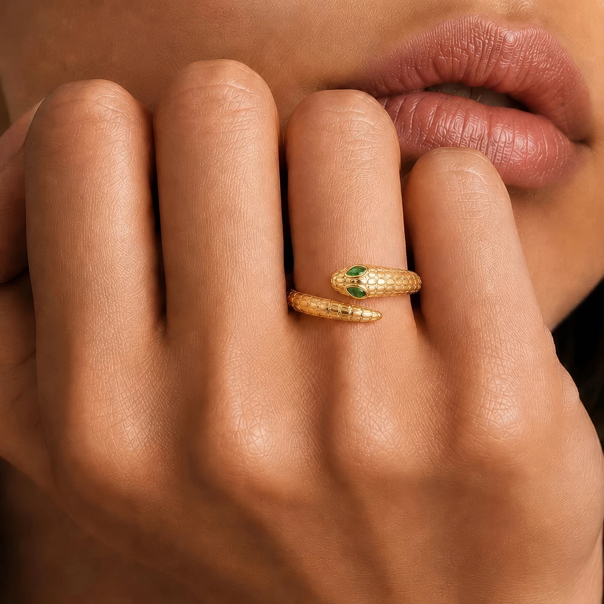 Anillo serpiente Mehen en oro amarillo llevado en el dedo, ojos de esmeralda marquesa