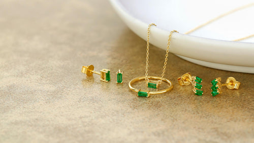 Anillo Renaissance en vermeil engastado con esmeraldas talla baguette por Mayuri