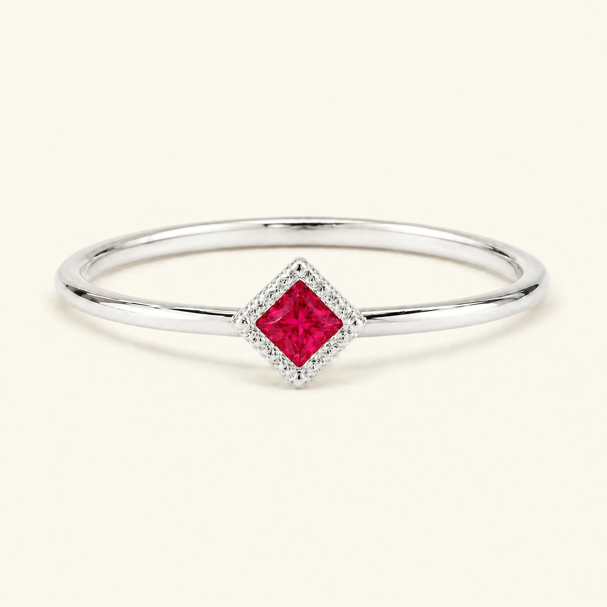 Anillo de compromiso vintage Indrani — solitario rubí talla princesa 4 mm, piedra cuadrada engastada torsade, en oro blanco 18 quilates