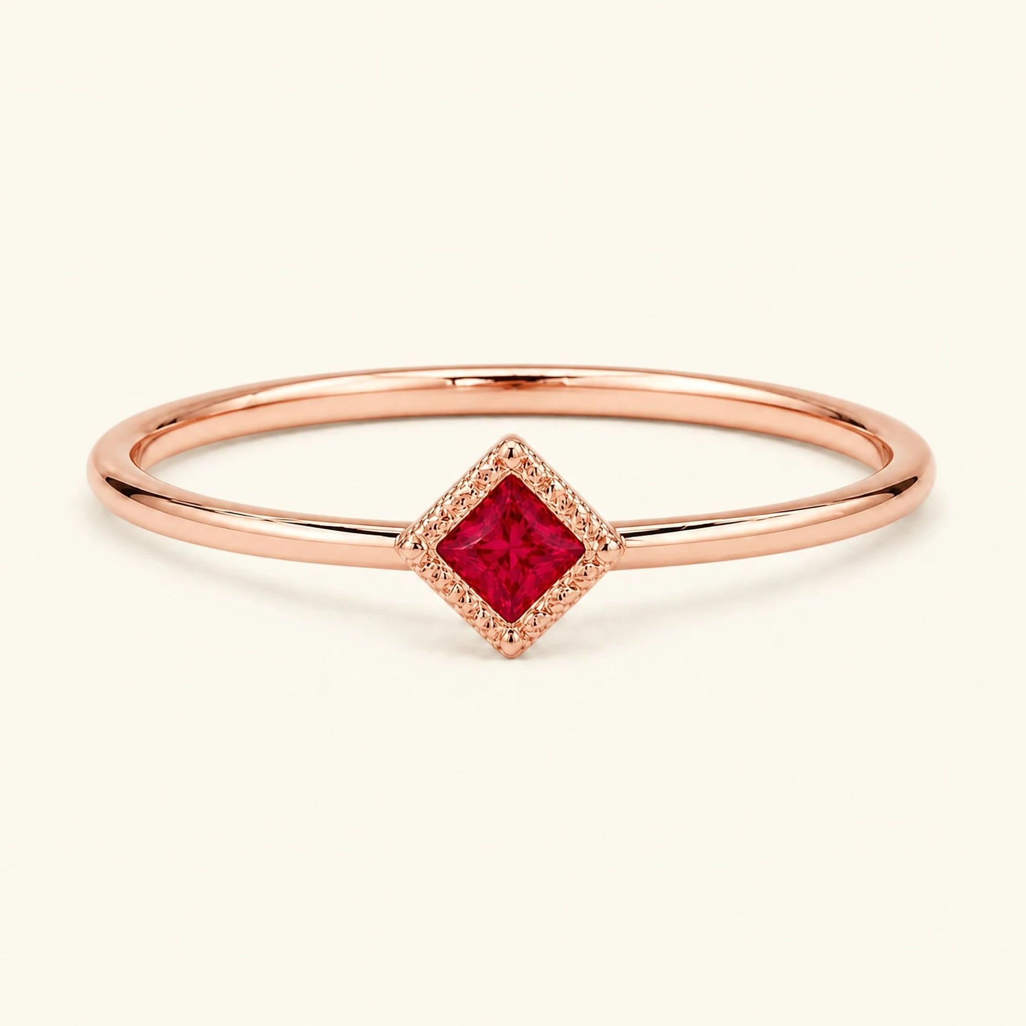 Anillo de compromiso vintage Indrani — solitario rubí talla princesa 4 mm, piedra cuadrada engastada torsade, en oro rosa 18 quilates