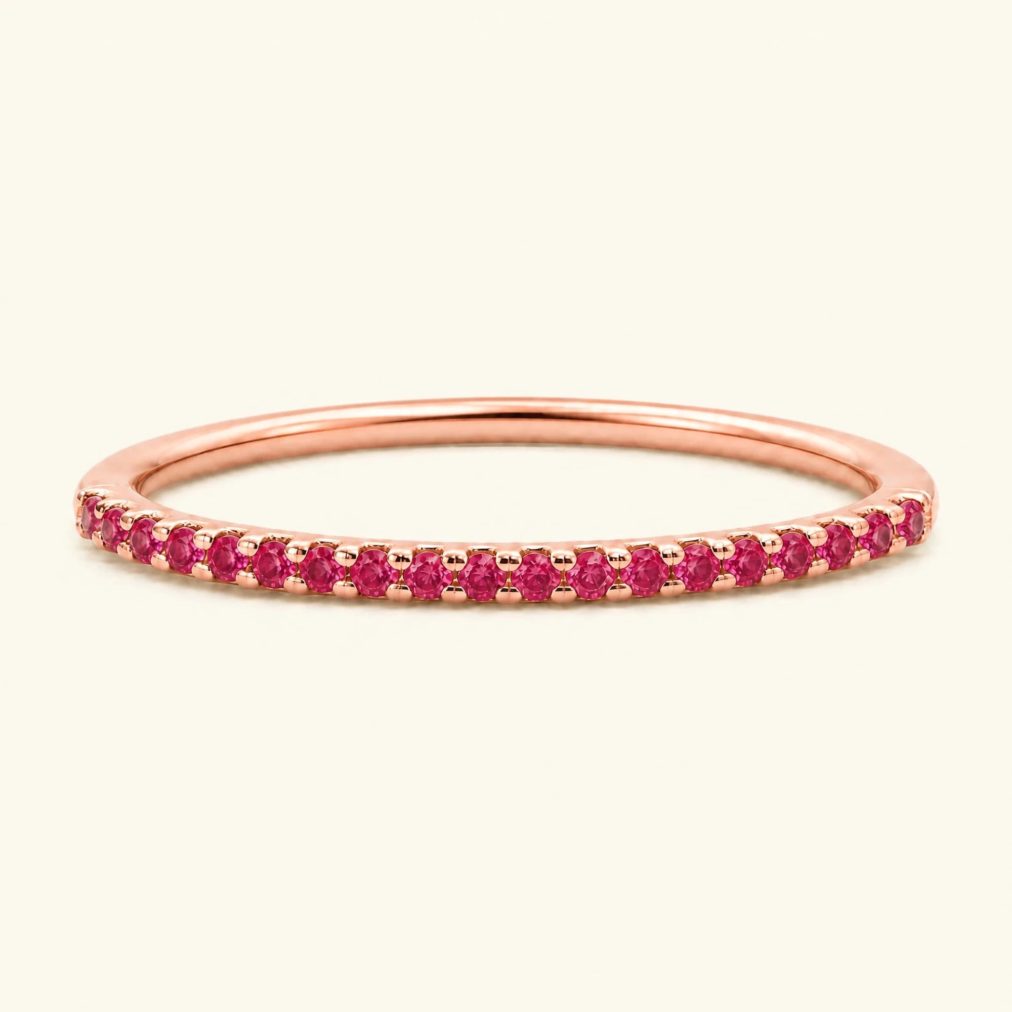 Alliance éternité demi-tour pavée en rubis et or rose