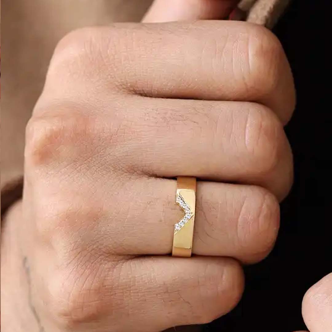 Anillo Rudra de diamantes de 18 quilates para hombre en oro amarillo
