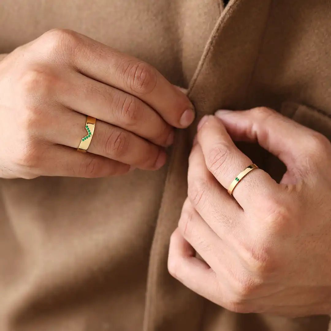 Anillos de compromiso de esmeraldas Rudra y Kabir en oro de 18 quilates