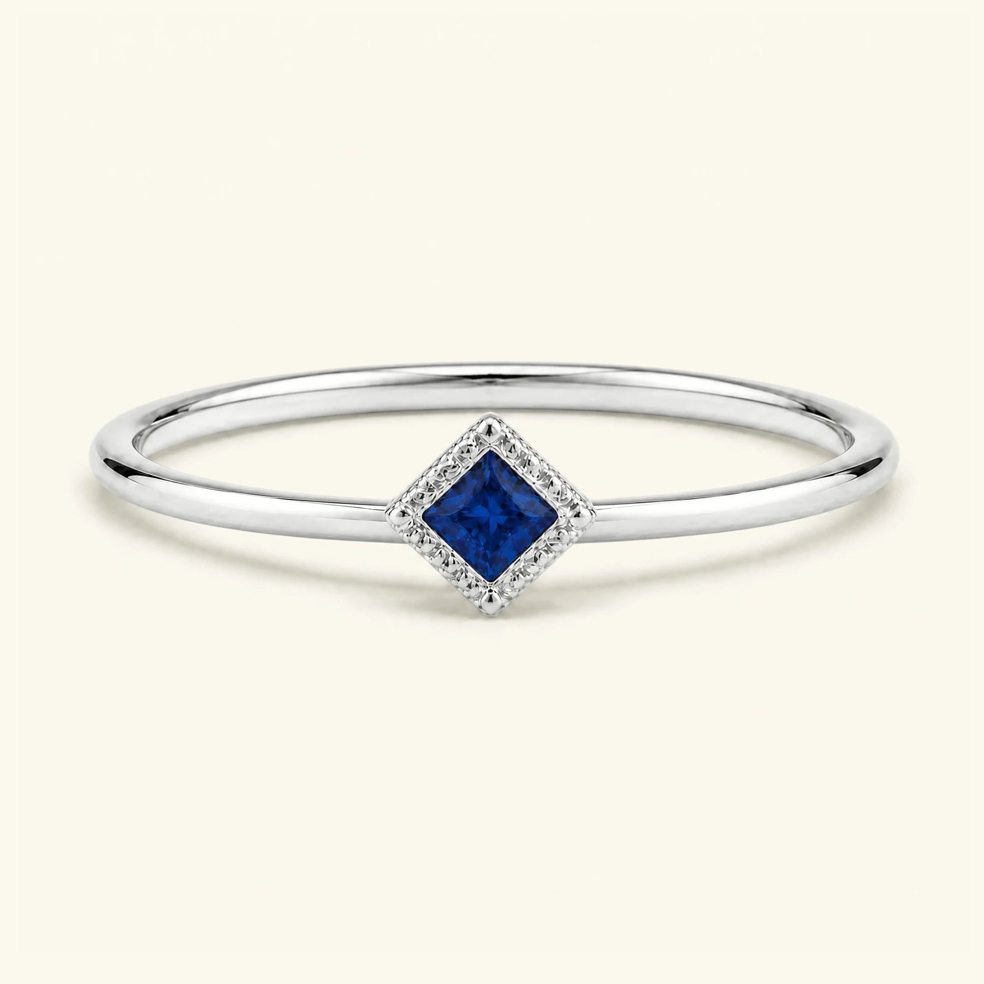 Anillo de compromiso vintage Indrani — solitario zafiro talla princesa 4 mm, piedra cuadrada engastada torsade, en oro blanco 18 quilates