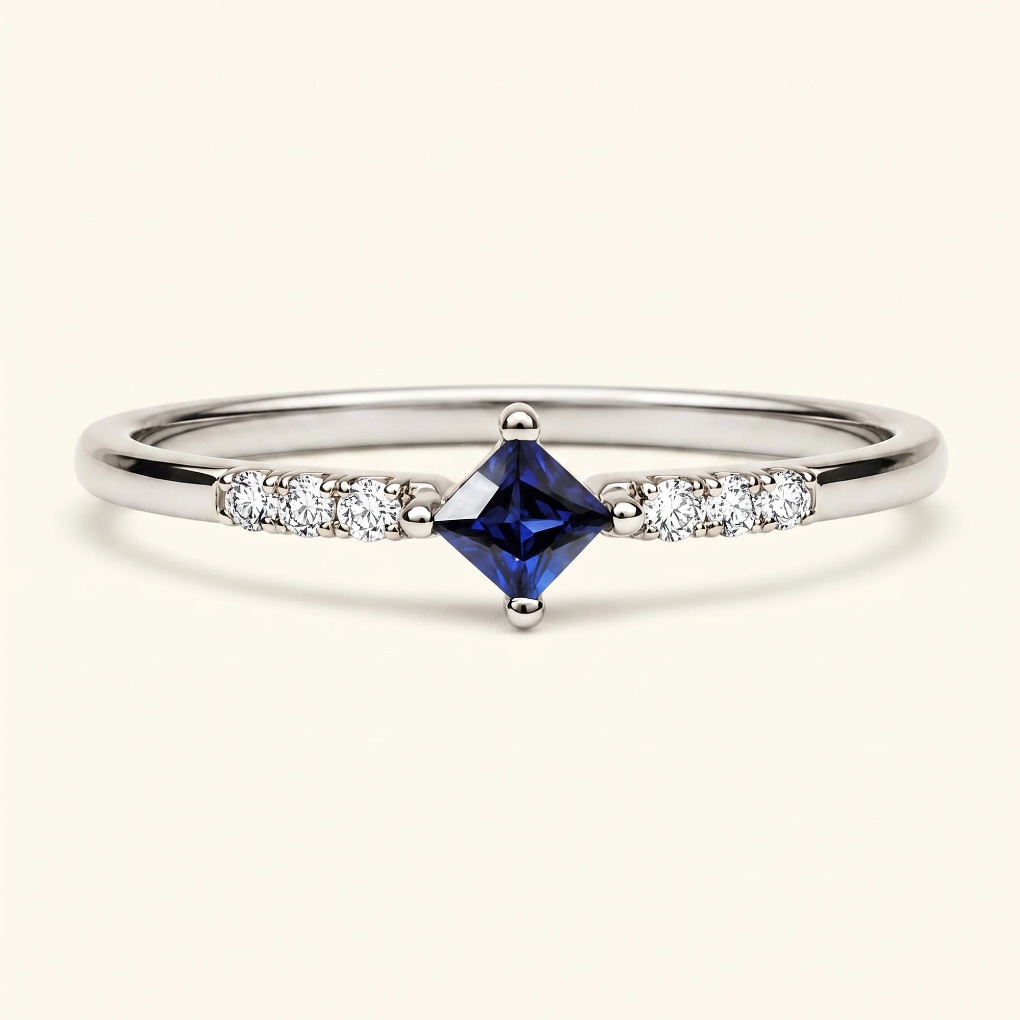 Anillo de compromiso princesa zafiro y diamantes en oro blanco