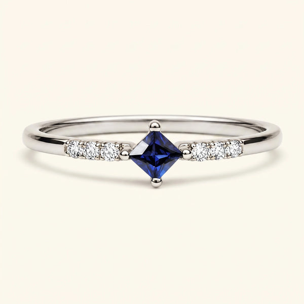 Anillo de compromiso princesa zafiro y diamantes en oro blanco