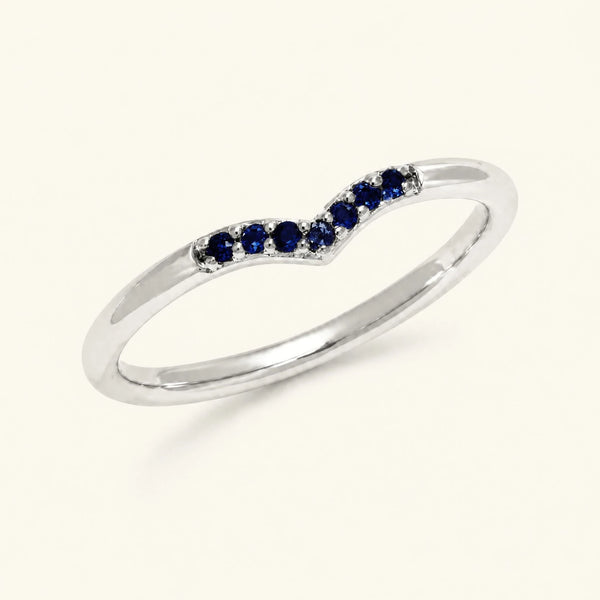 Anillo chevron pavé con zafiros en oro blanco