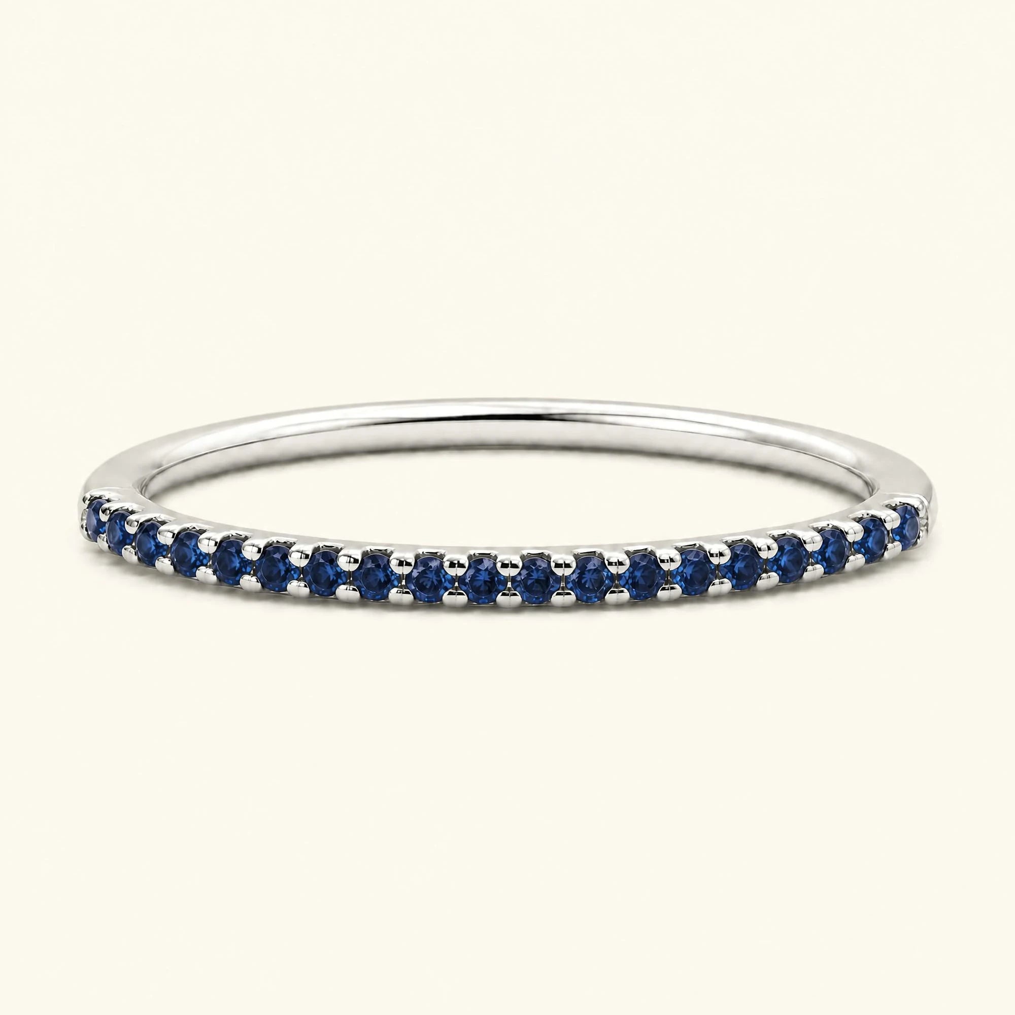 Bague éternité saphir demi-tour pavée en or blanc
