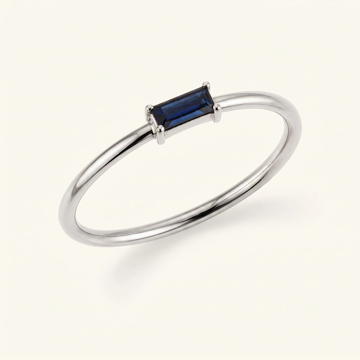 Anillo solitario zafiro talla baguette oro blanco