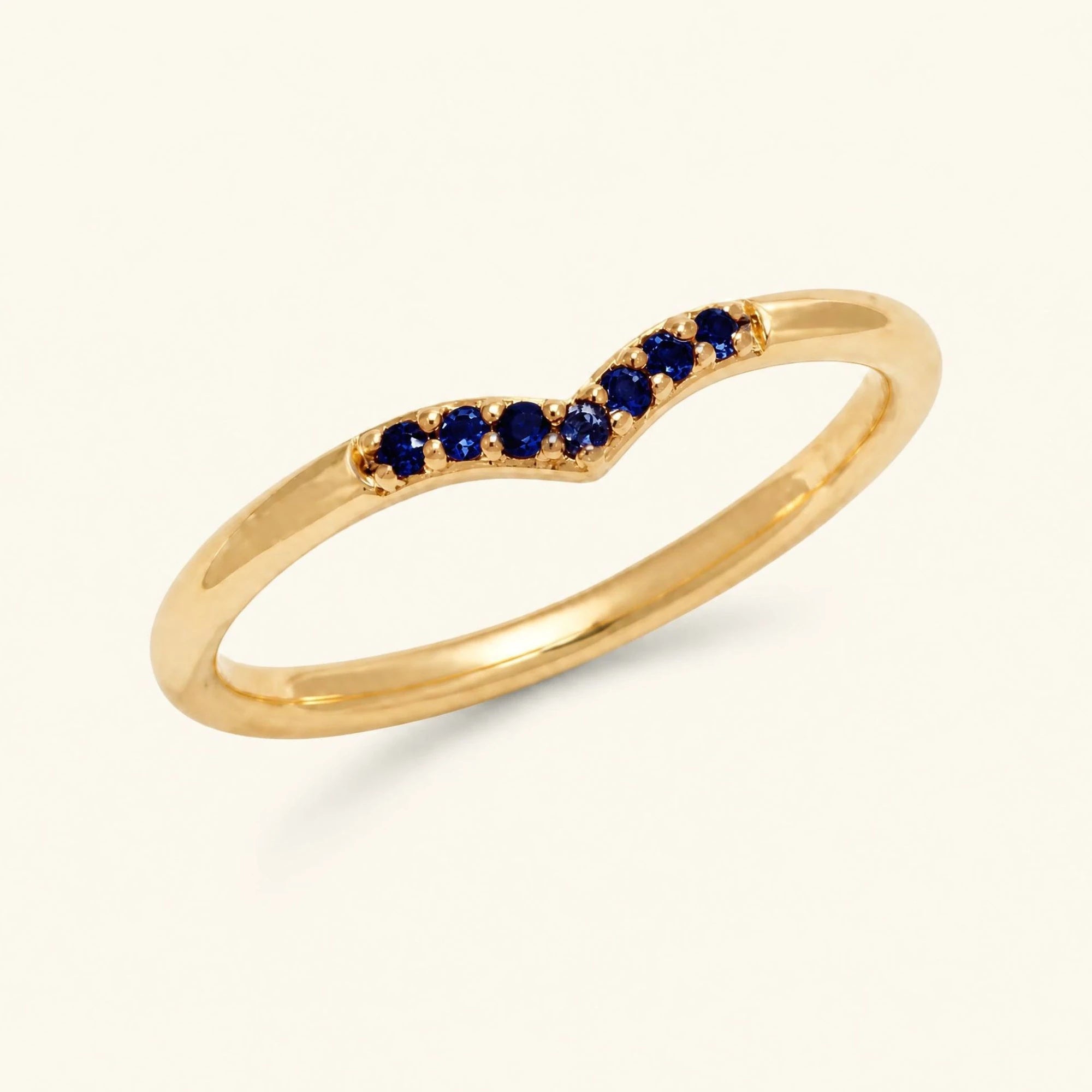 Bague chevron pavée de saphirs en or jaune