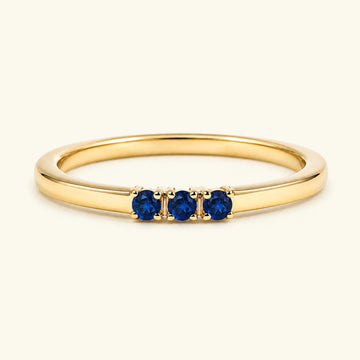 Anillo de compromiso trilogía de zafiros en oro amarillo