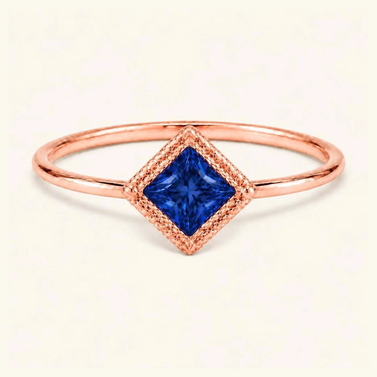 Anillo de compromiso vintage Indrani — solitario zafiro talla princesa 4 mm, piedra cuadrada engastada torsade, en oro rosa 18 quilates