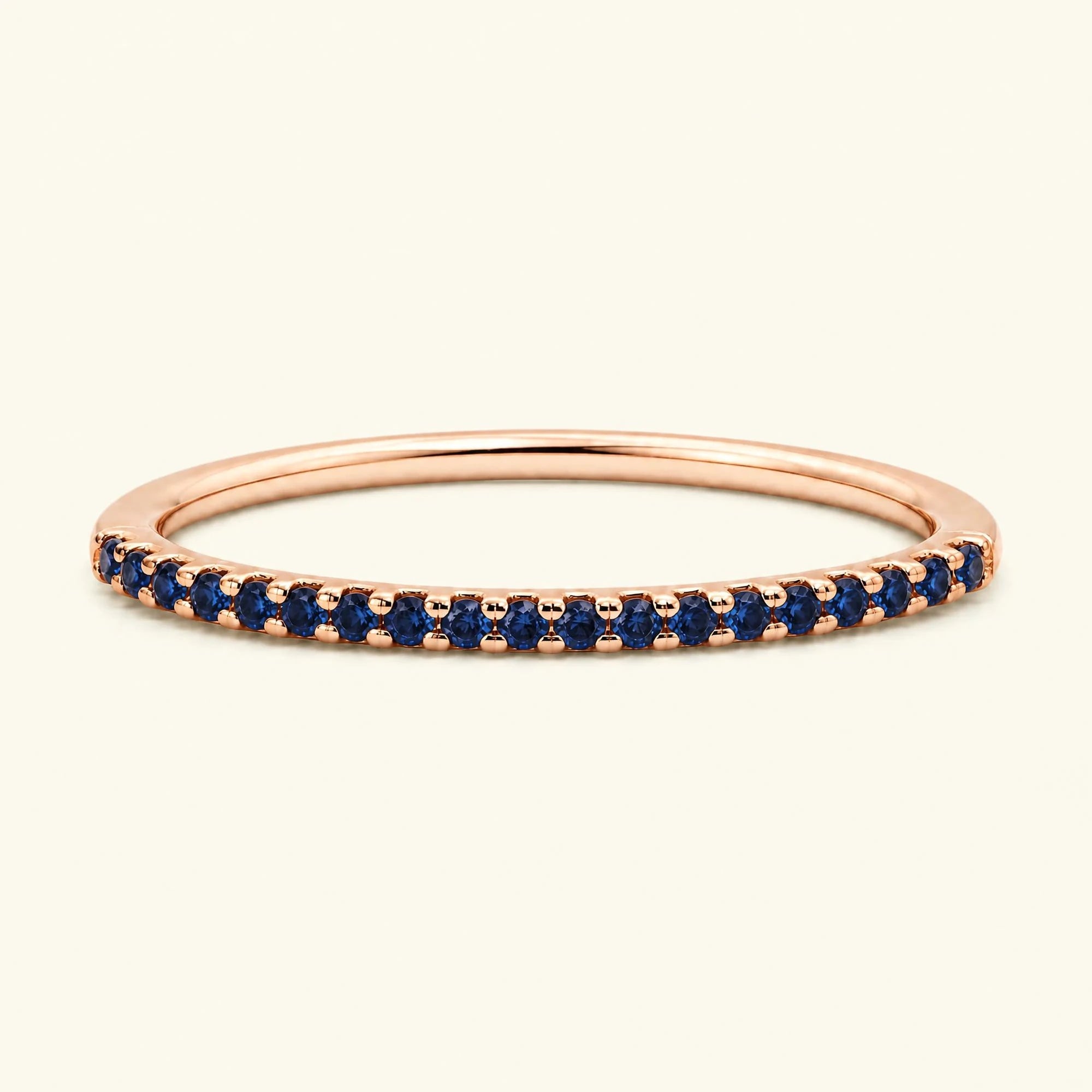 Bague éternité saphir demi-tour pavée en or rose