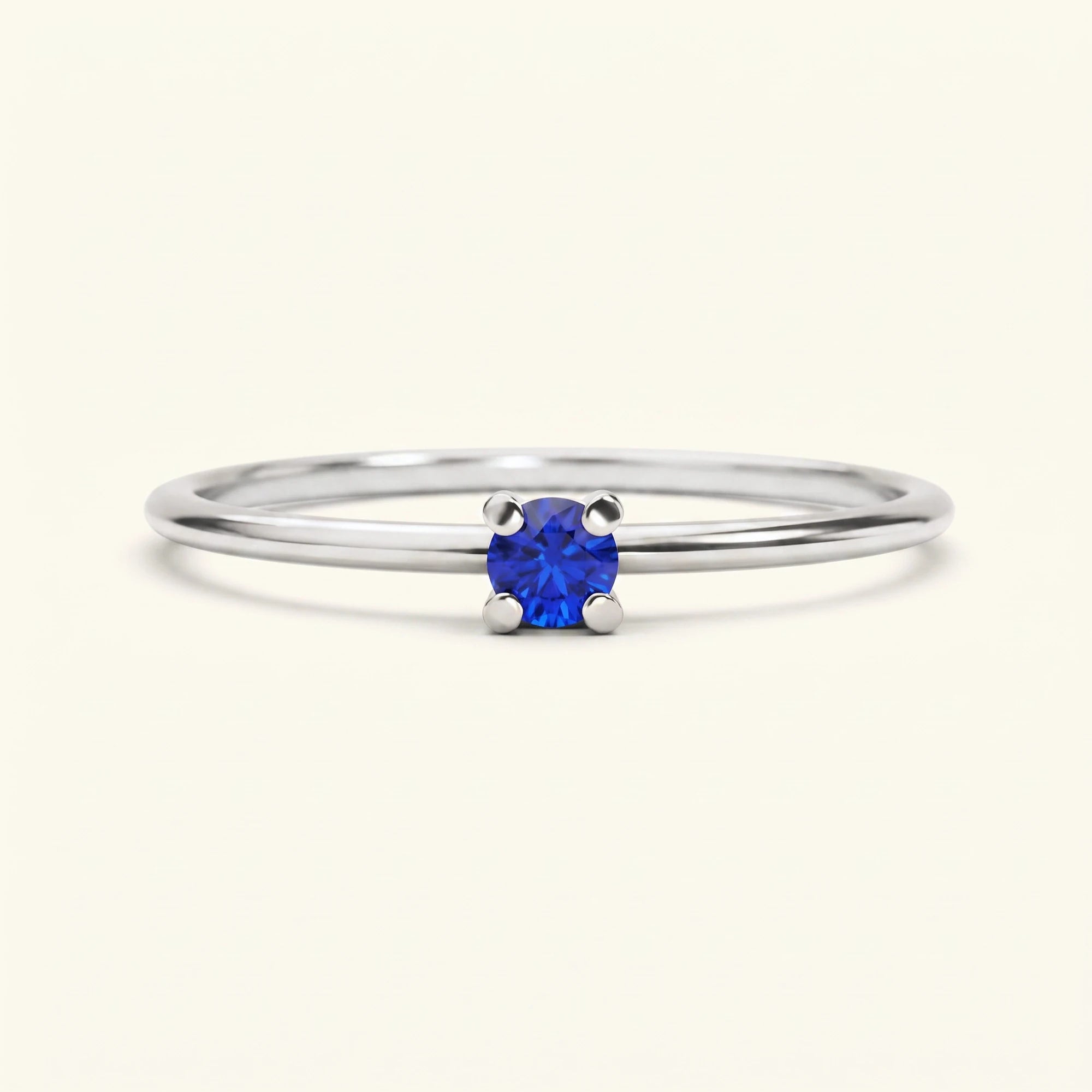 Anillo Saral en oro blanco engastado con zafiro