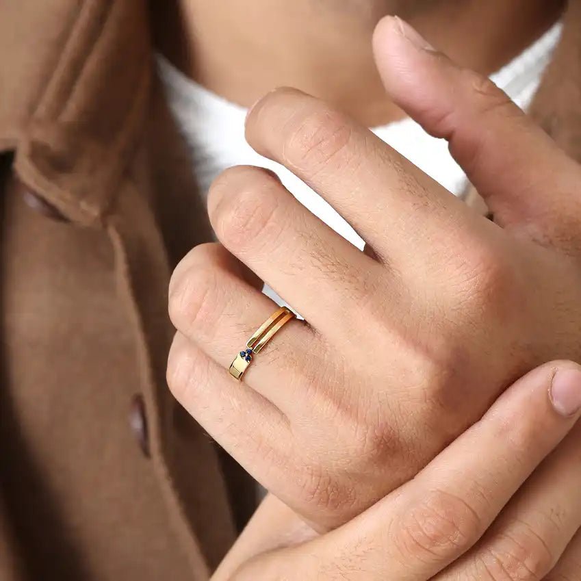 Anillo Vibhu Kabir de oro de 18k para hombre con zafiro

