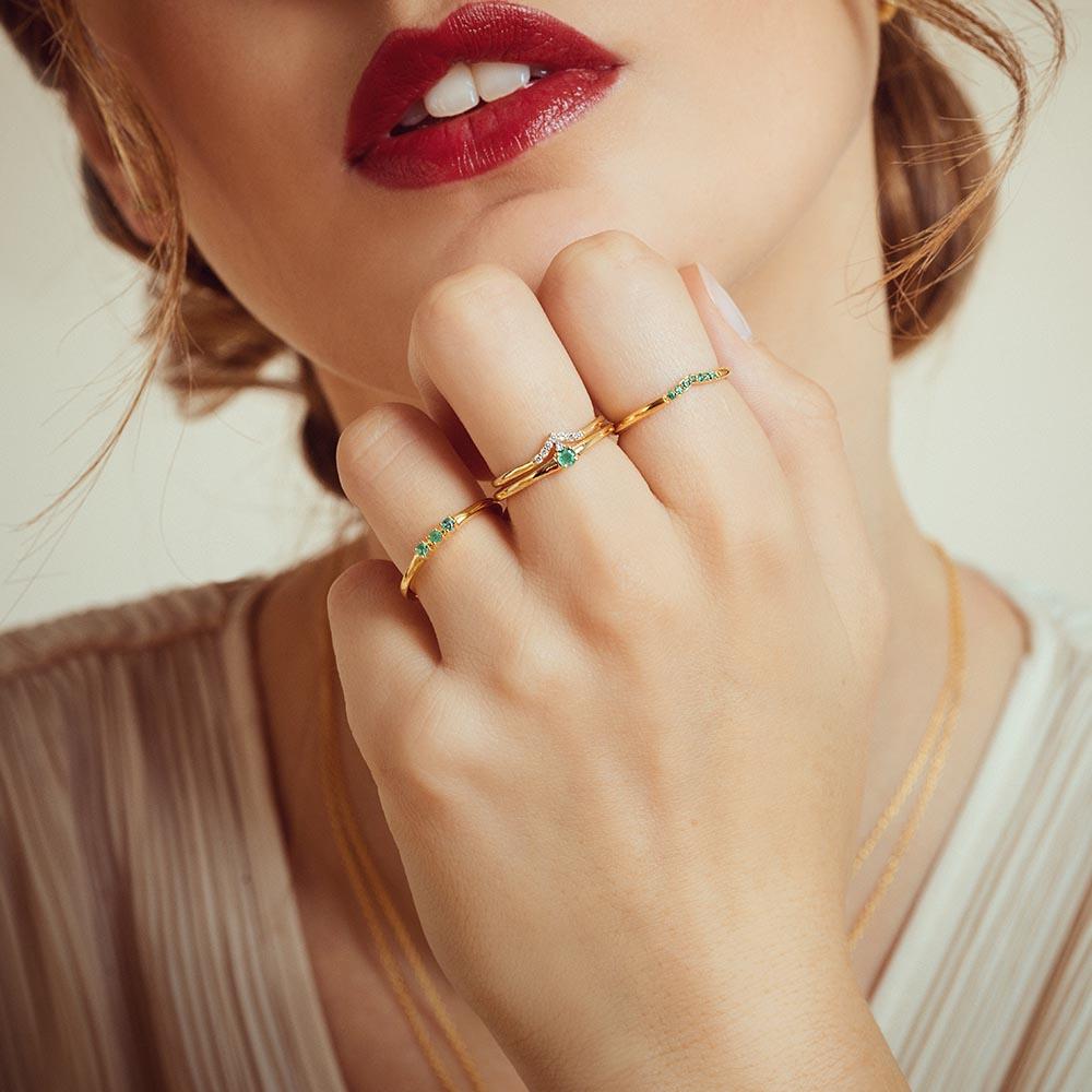 anillo de compromiso de esmeralda y diamantes