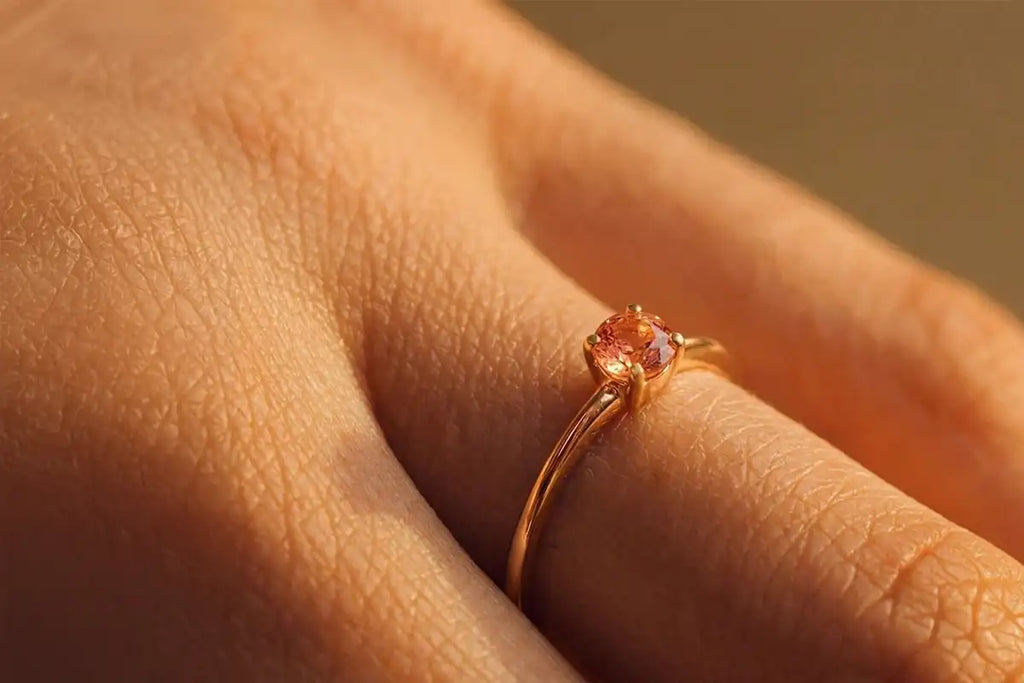 Joya Mayuri en Zafiro naranja natural, con tonos cálidos que evocan el color padparadscha