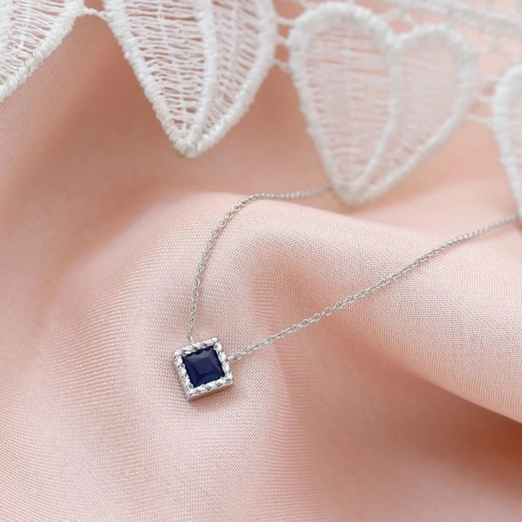 Collar de oro blanco y Zafiro sobre piel de subtono frío, una alianza luminosa