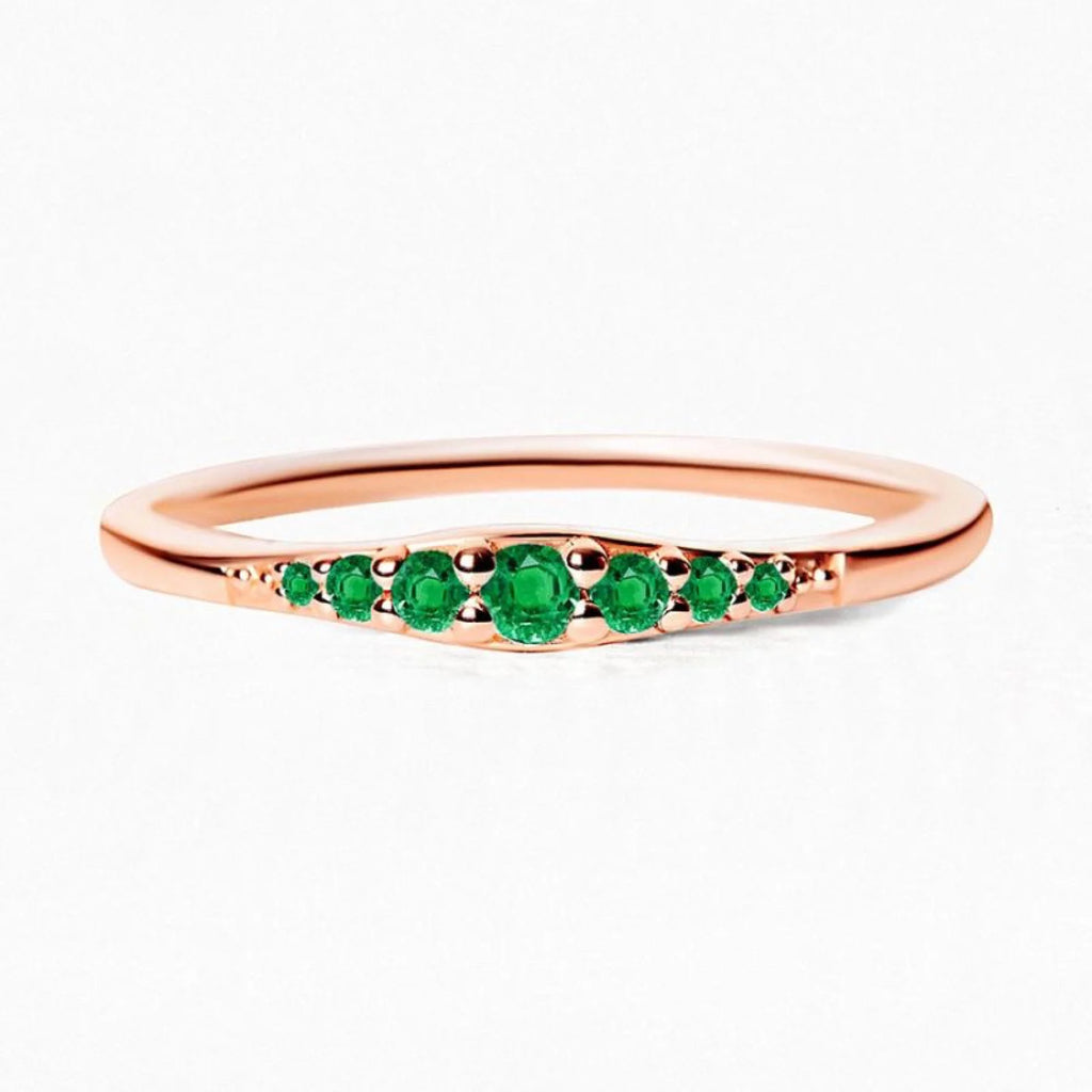 Anillo de oro rosa y esmeralda, una combinación inesperada que trasciende las reglas