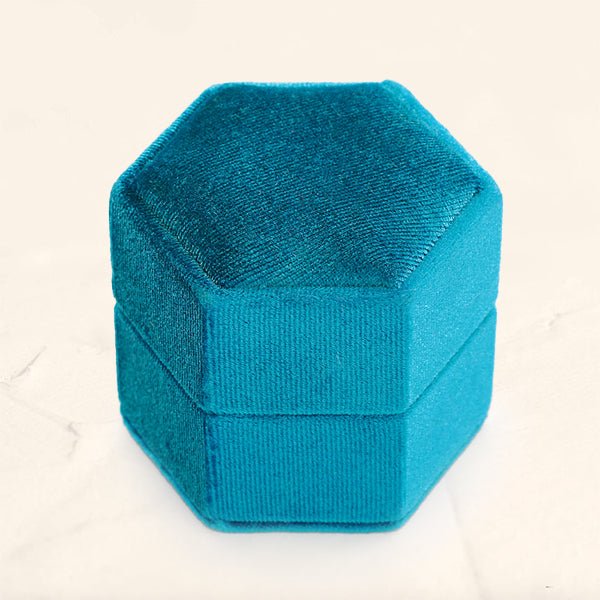 Estuche de terciopelo verde pavo real para los pendientes de oro Mayuri