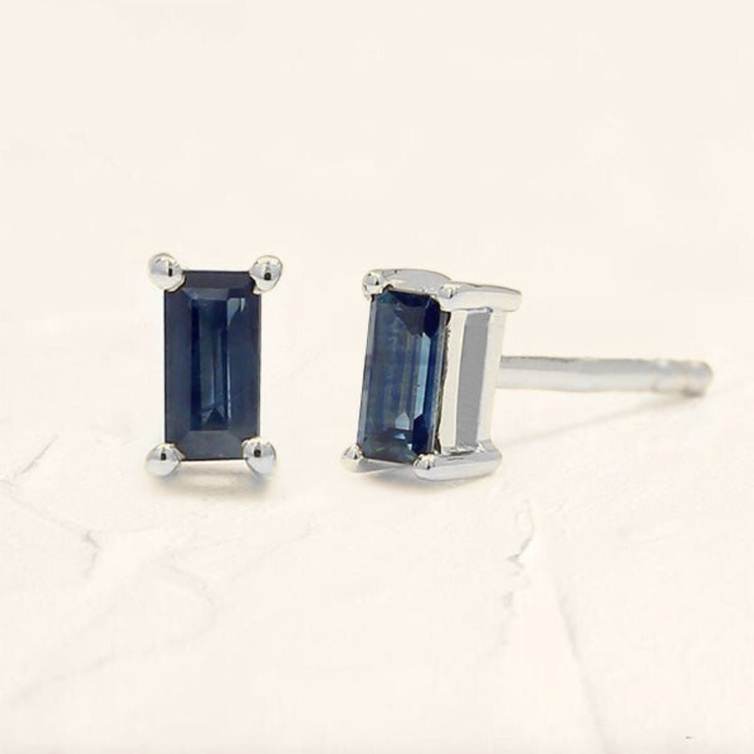 Boucles d'oreilles saphir solitaire baguette or blanc