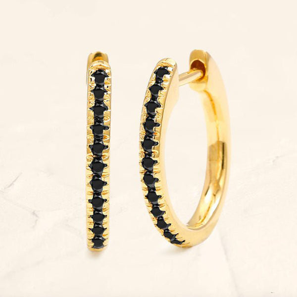 Pendientes de aro Ujala pavimentados con diamantes negros, vista lateral