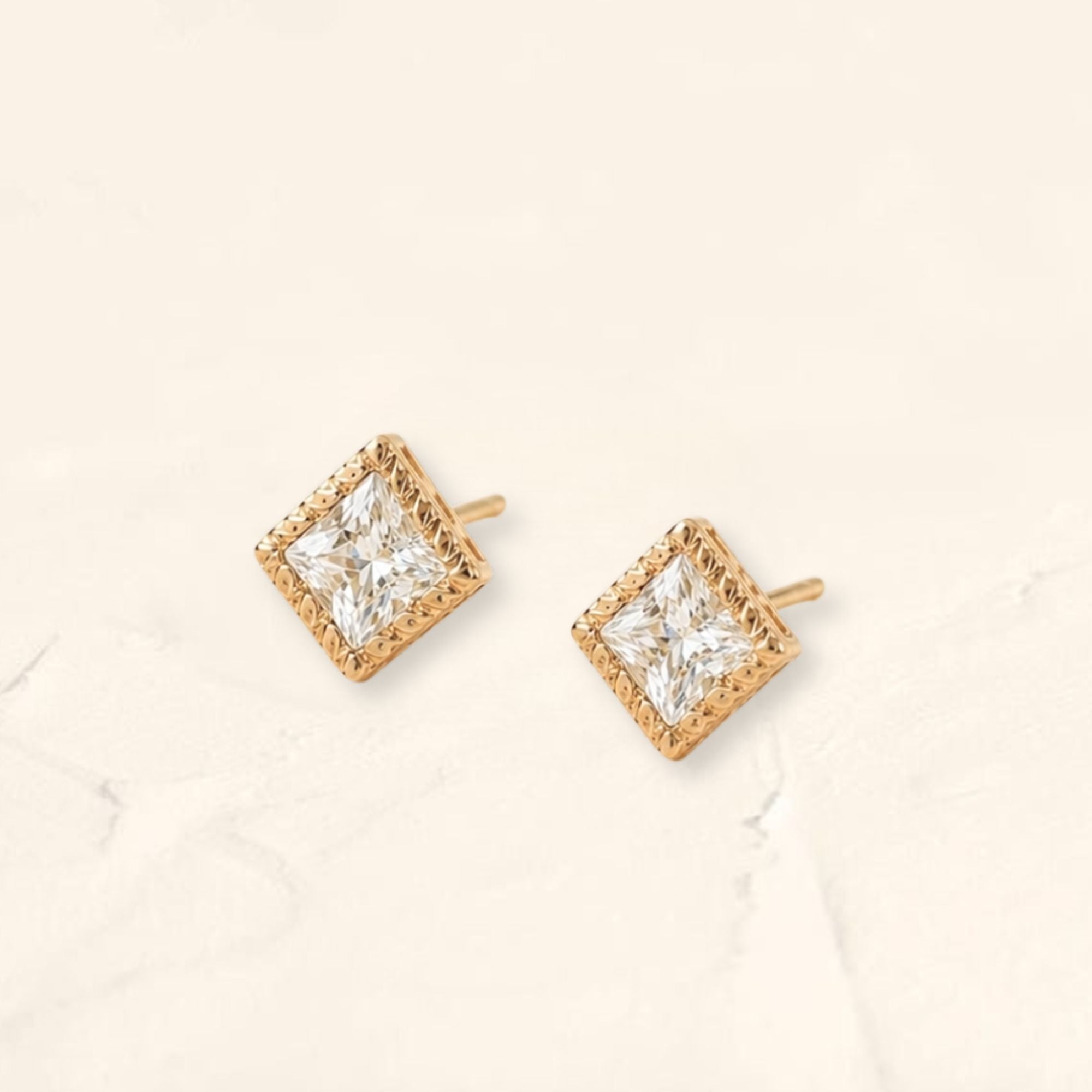 Pendientes Indrani con diamante en oro amarillo 18 quilates