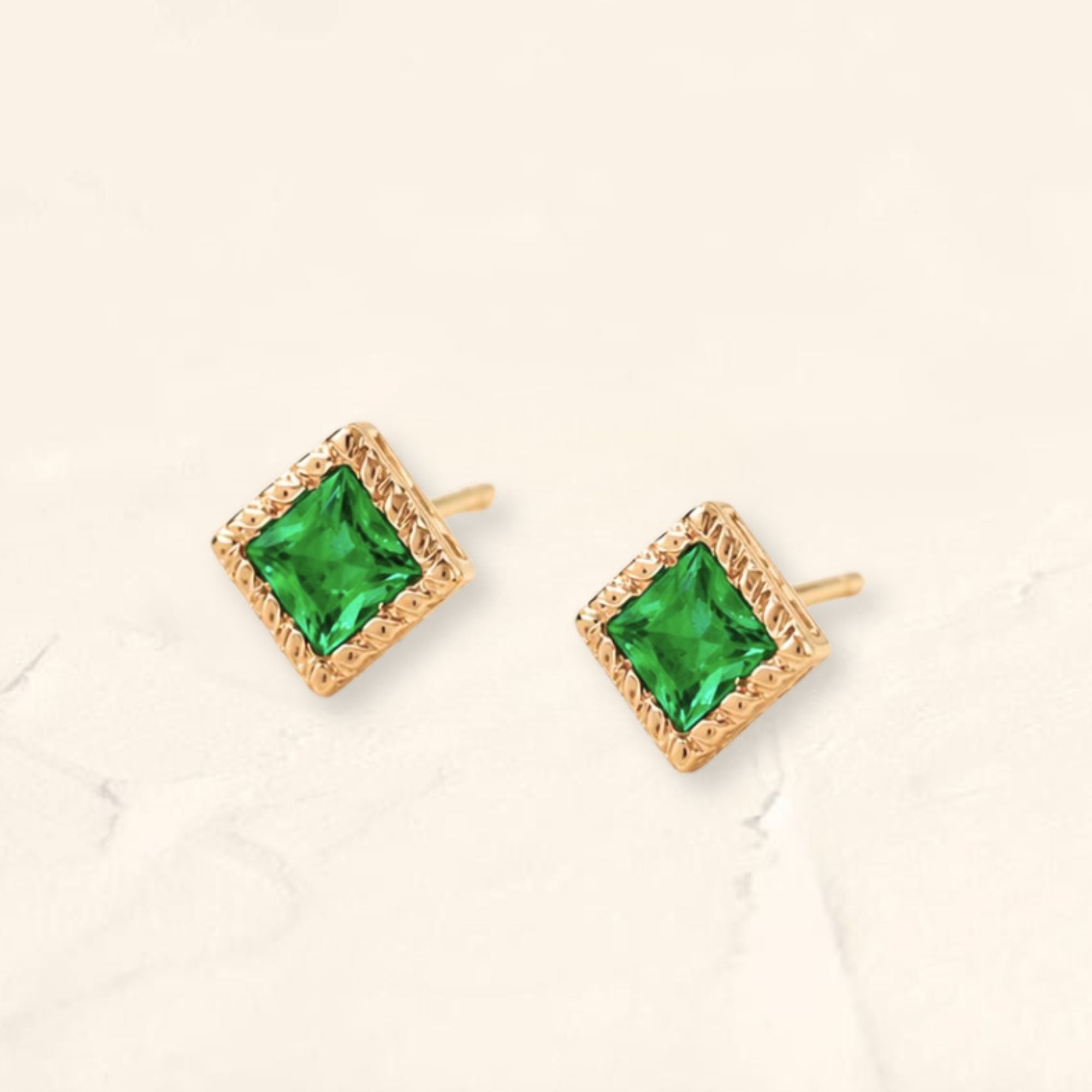 Pendientes Indrani con esmeralda en oro amarillo 18 quilates