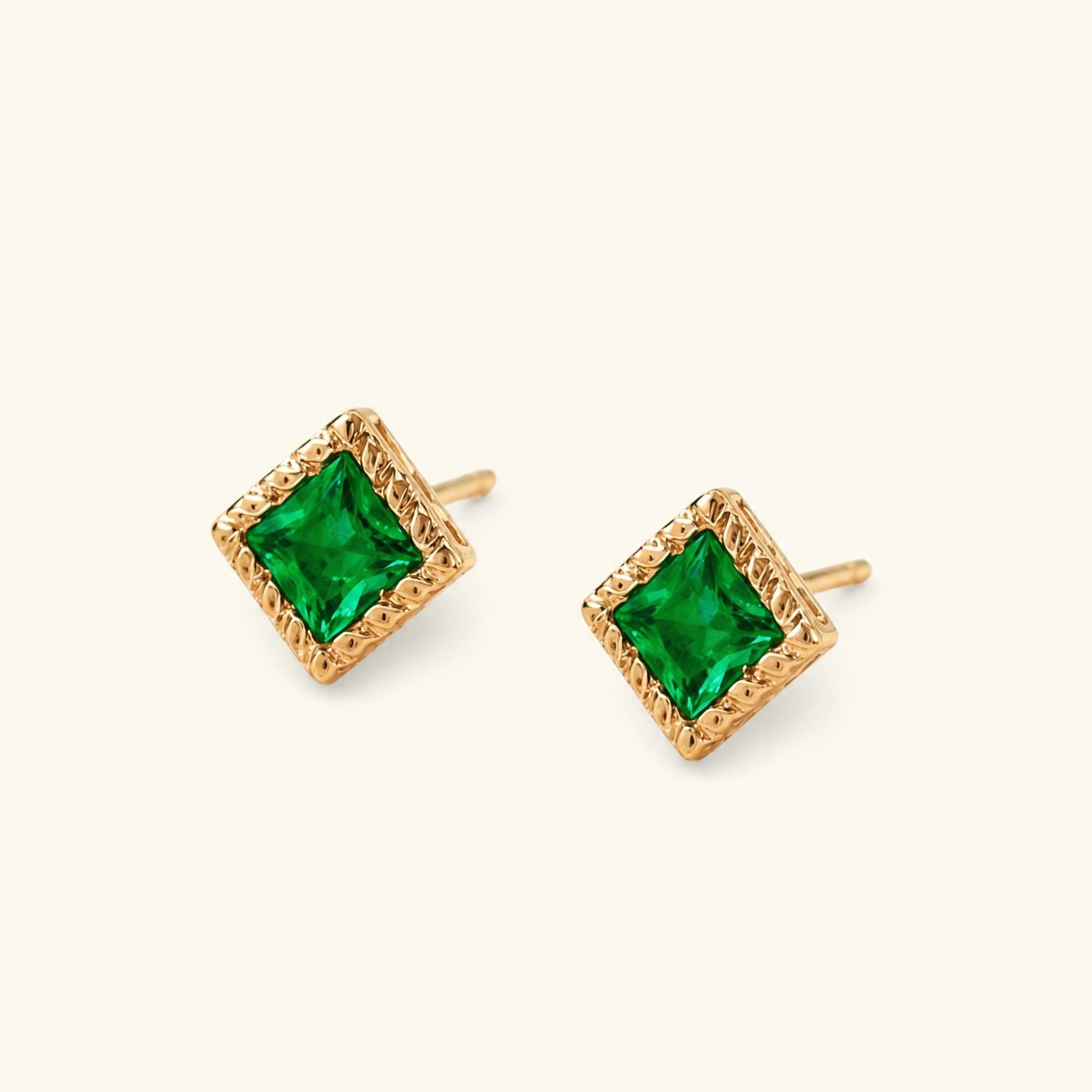 Pendientes Indrani esmeralda en oro amarillo