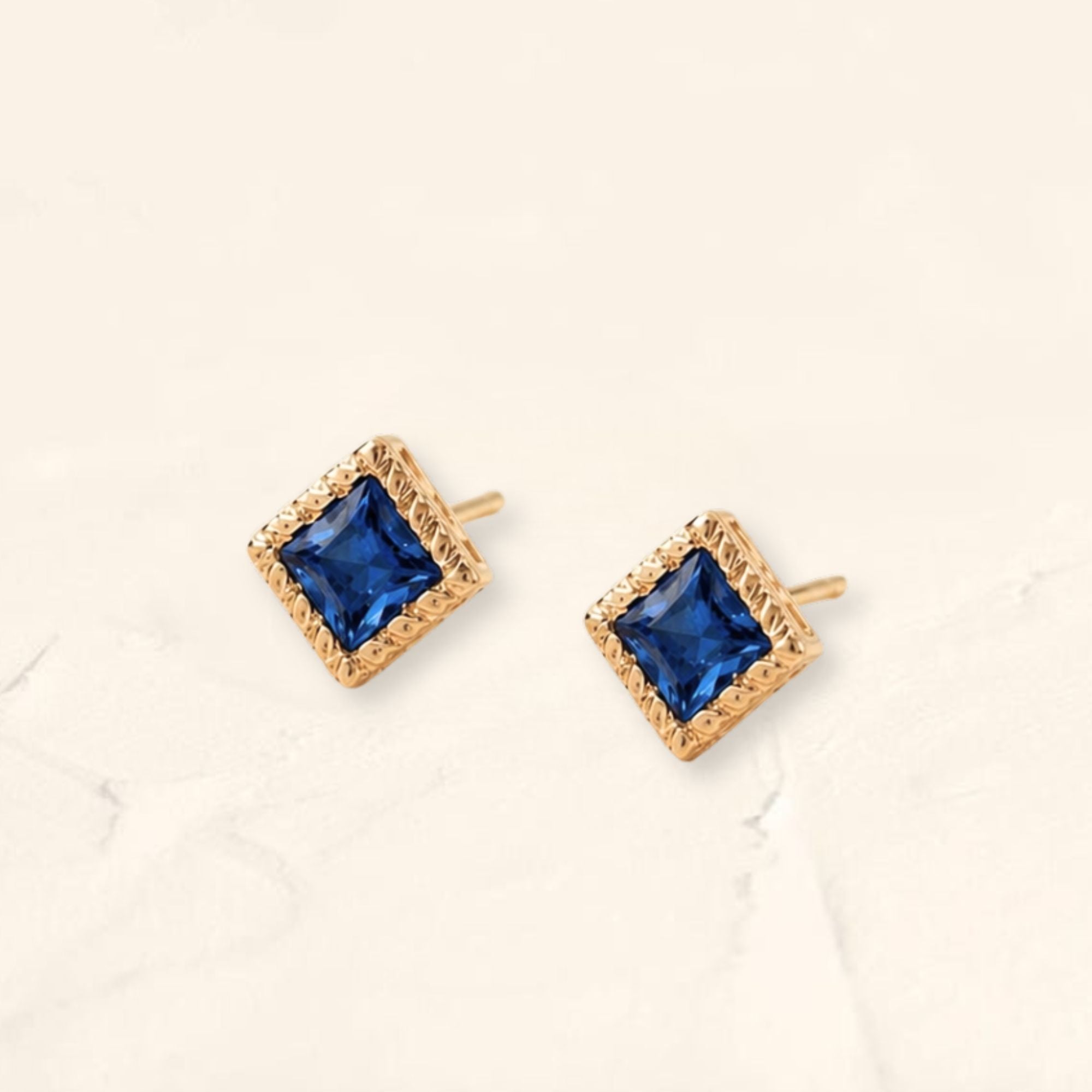 Pendientes Indrani con zafiro en oro amarillo 18 quilates