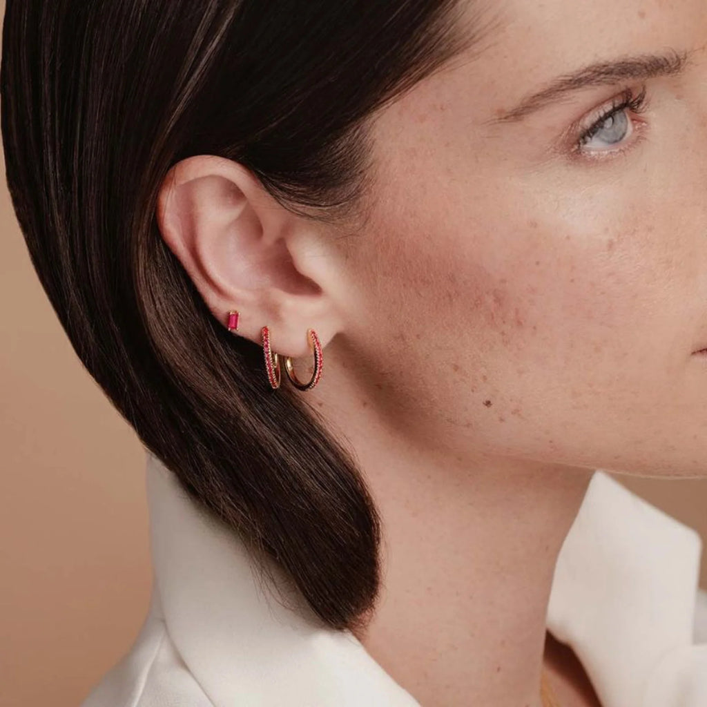 Pendientes colgantes en oro amarillo y Rubí, ideales para estilizar un rostro redondo