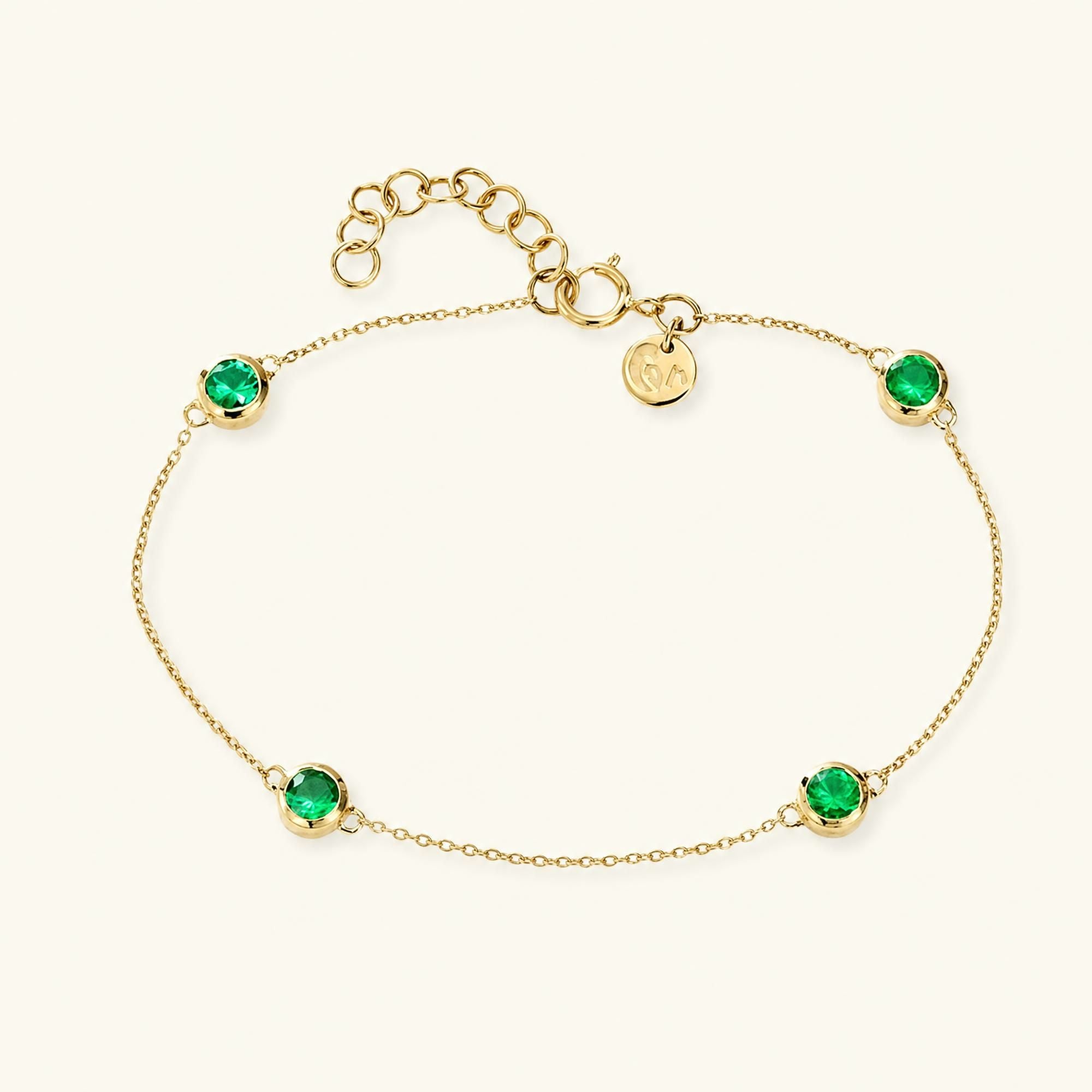 Pulsera Dhanya con engastes cerrados de cuatro esmeraldas naturales