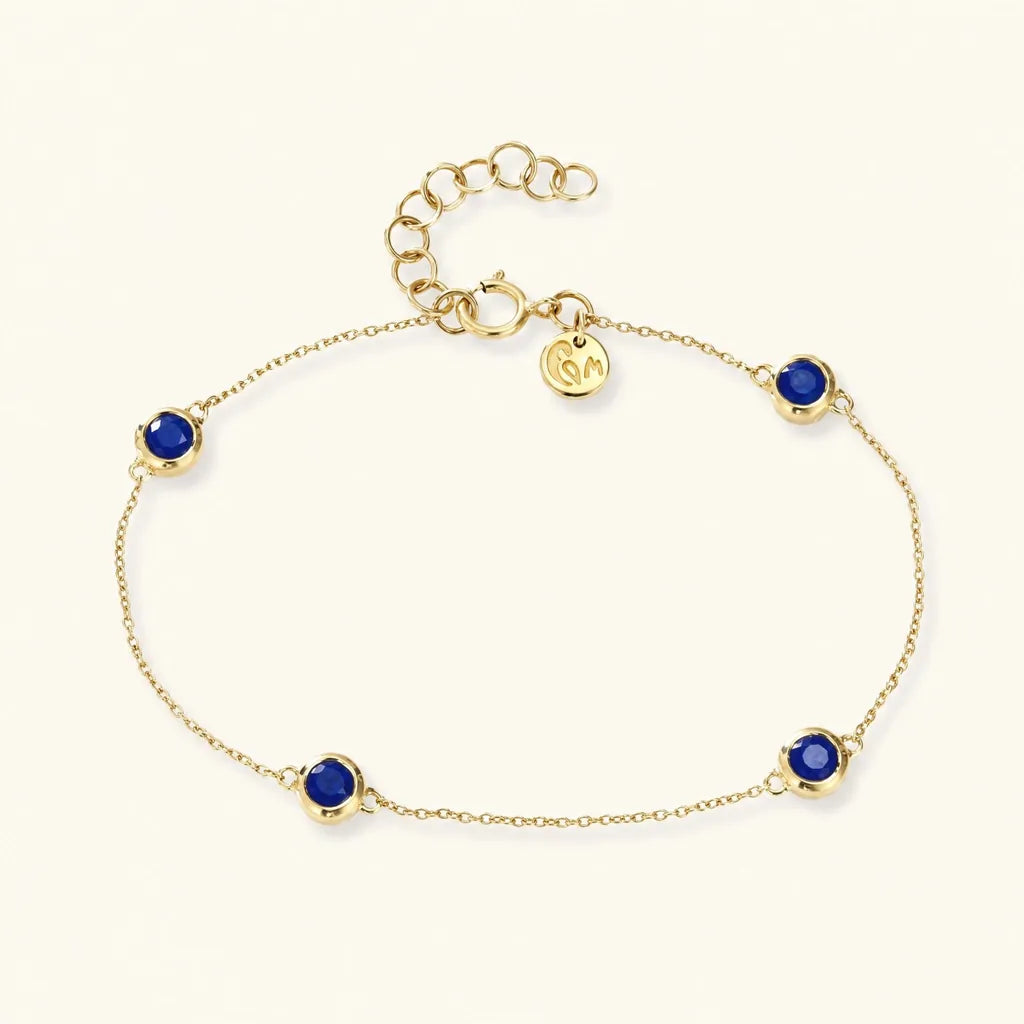 Pulsera Dhanya en oro amarillo de 18 quilates con cuatro zafiros engastados en chatón, regalo para testigo