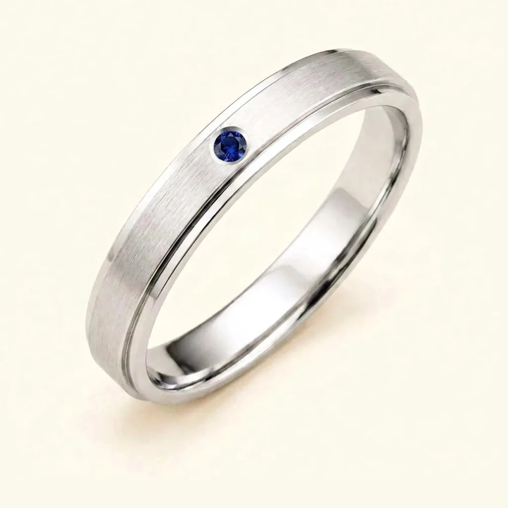 Anillo Dhruva de hombre en oro blanco de 18 quilates con un zafiro engastado a ras del metal, regalo para testigo