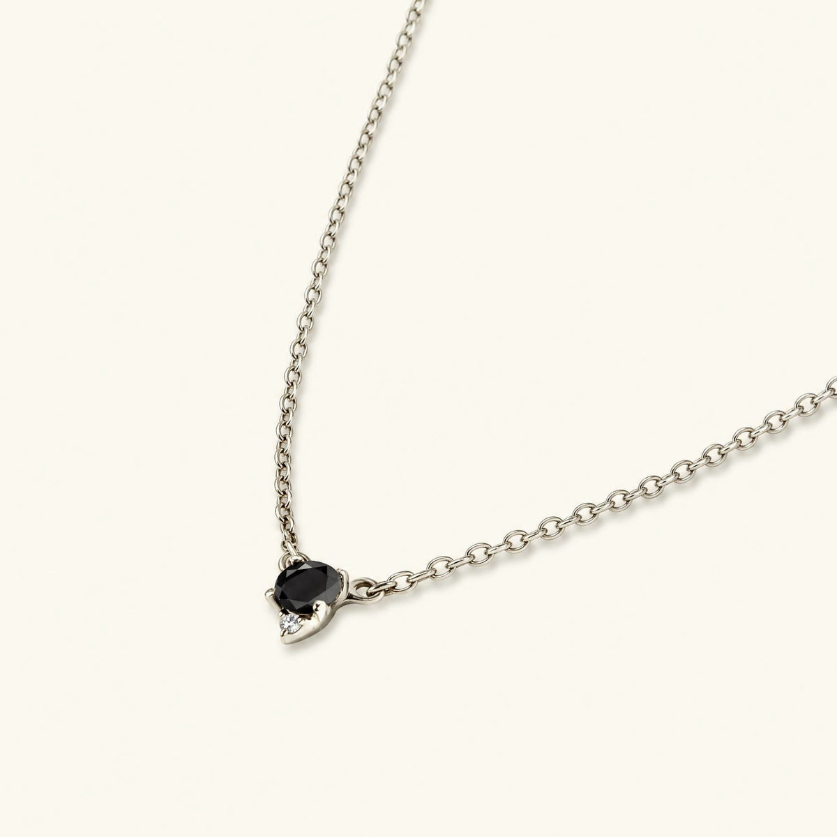 Collar diamante negro y blanco oro blanco 18 quilates