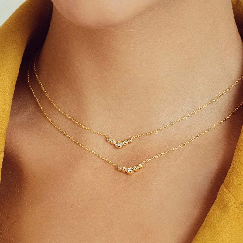 Collar de diamante en oro amarillo de 18 quilates de la colección Mayuri con colgante solitario