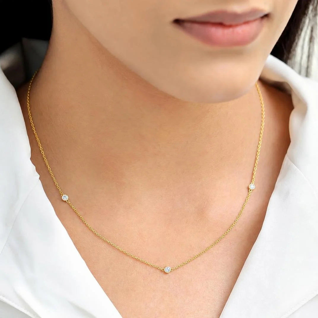 Gargantilla de diamantes Asonya llevada por una mujer, cadena fina de oro con diamantes