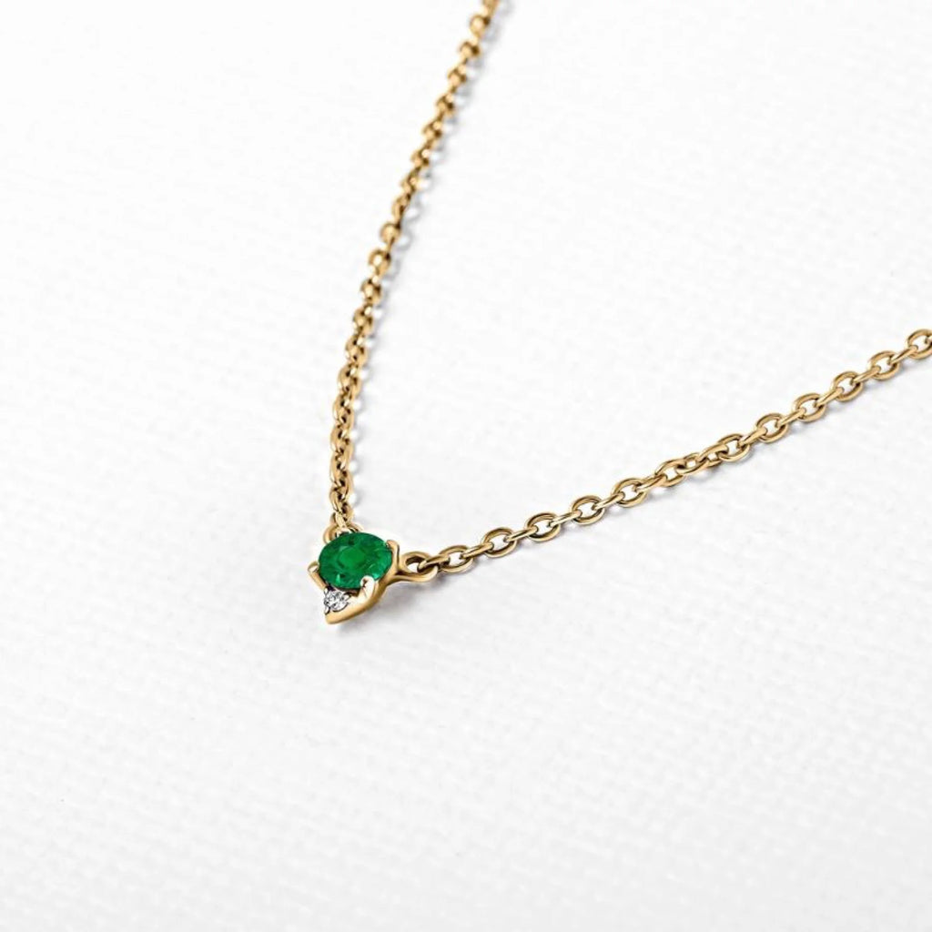 Collar colgante en oro amarillo y Esmeralda, longitud ideal para equilibrar las proporciones del rostro