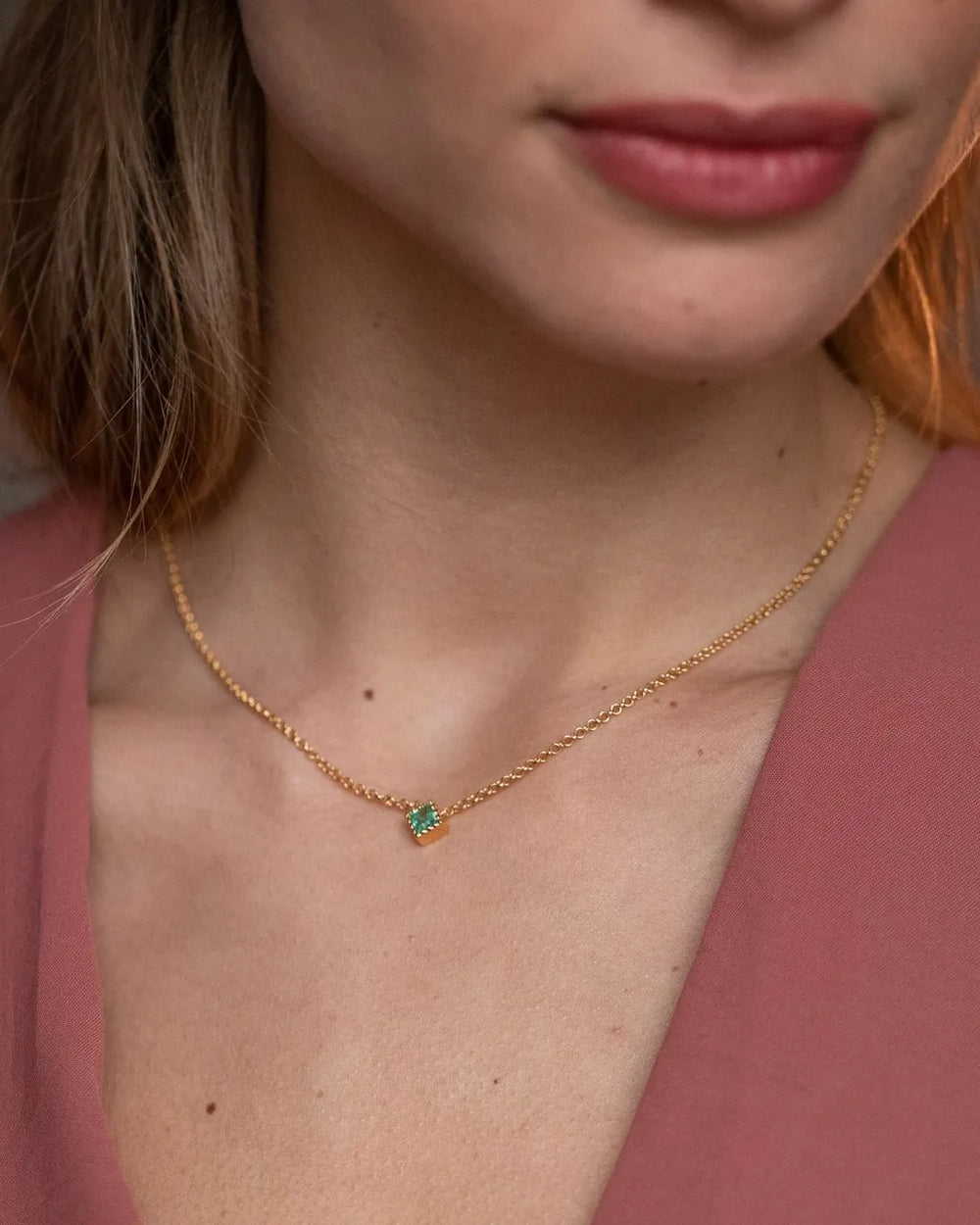 Collar Indrani en oro amarillo 18 quilates con esmeralda y cadena fina portado al cuello Mayuri