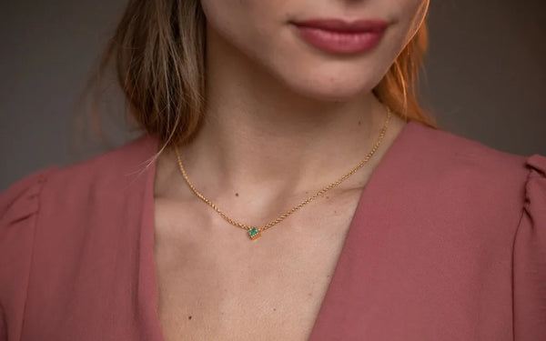 Collar Indrani en oro amarillo 18 quilates con esmeralda y cadena fina portado al cuello Mayuri
