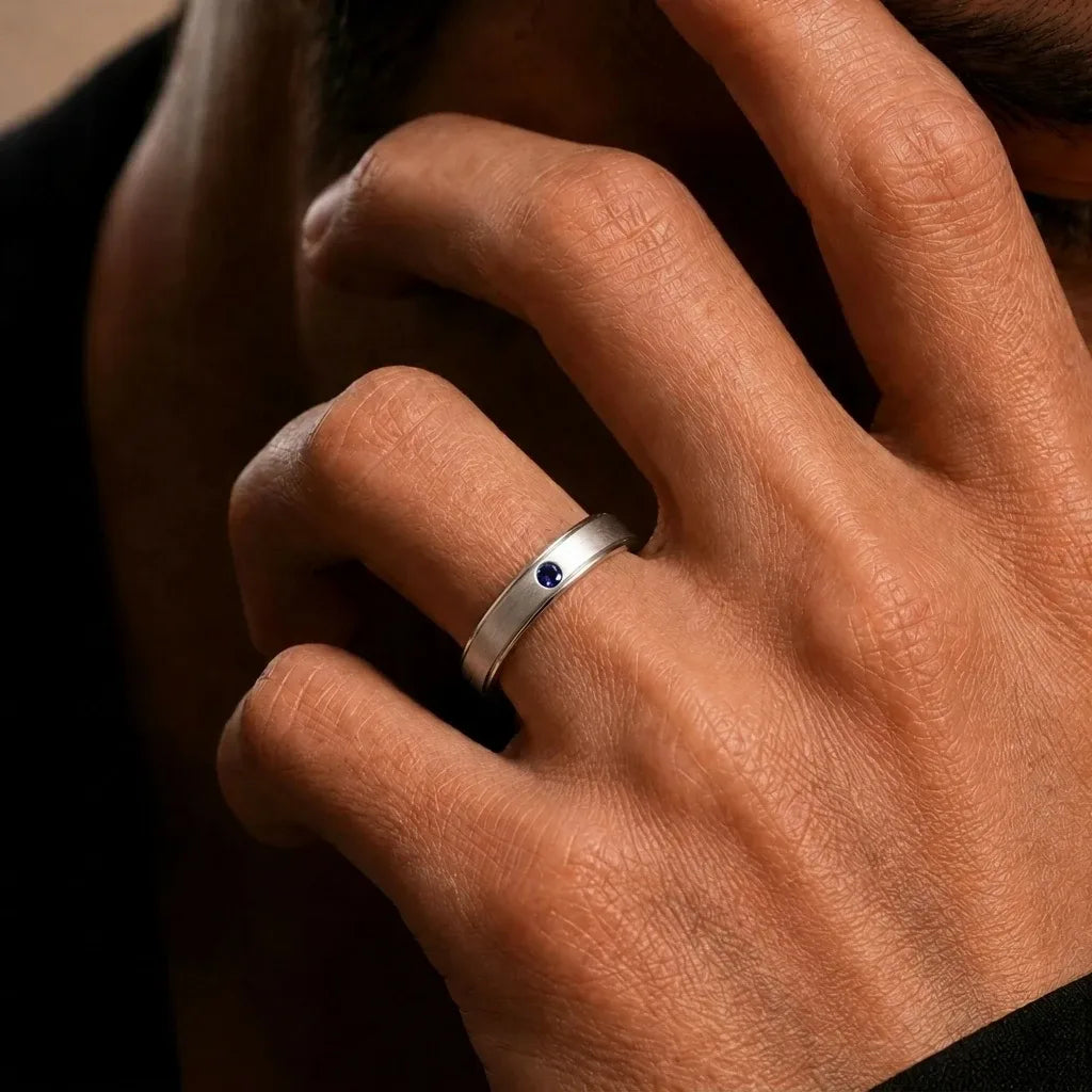 Brazalete rigido en oro blanco 18 quilates engastado con un Zafiro azul, llevado en el dedo por Mayuri