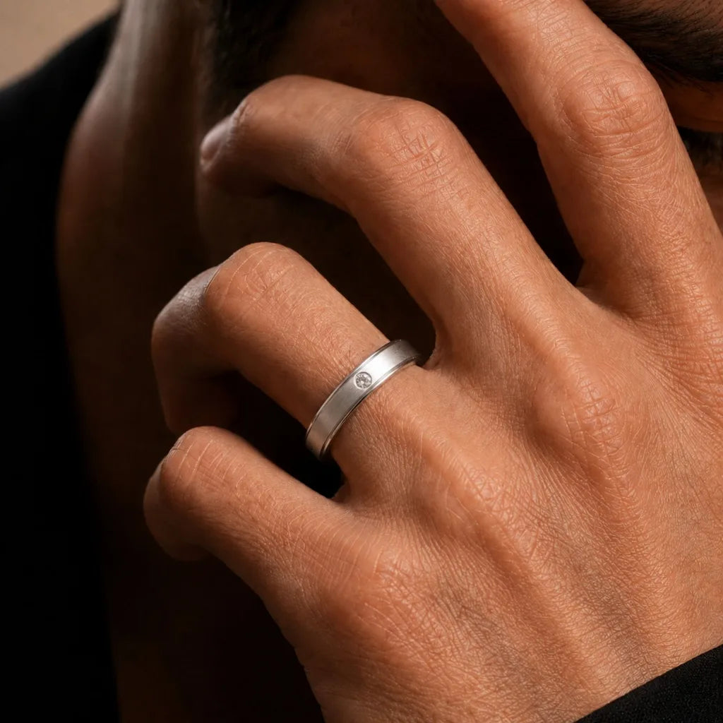 Brazalete rigido en oro blanco 18 quilates engastado con un Diamante, llevado en el dedo por Mayuri