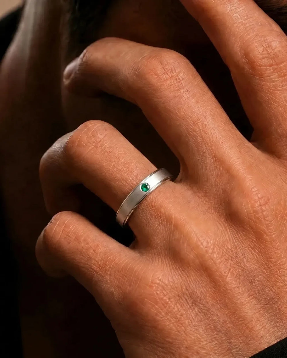 Brazalete rígido en oro blanco 18 quilates engastado con esmeralda portado al dedo por Mayuri