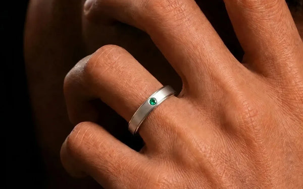 Brazalete rígido en oro blanco 18 quilates engastado con esmeralda portado al dedo por Mayuri