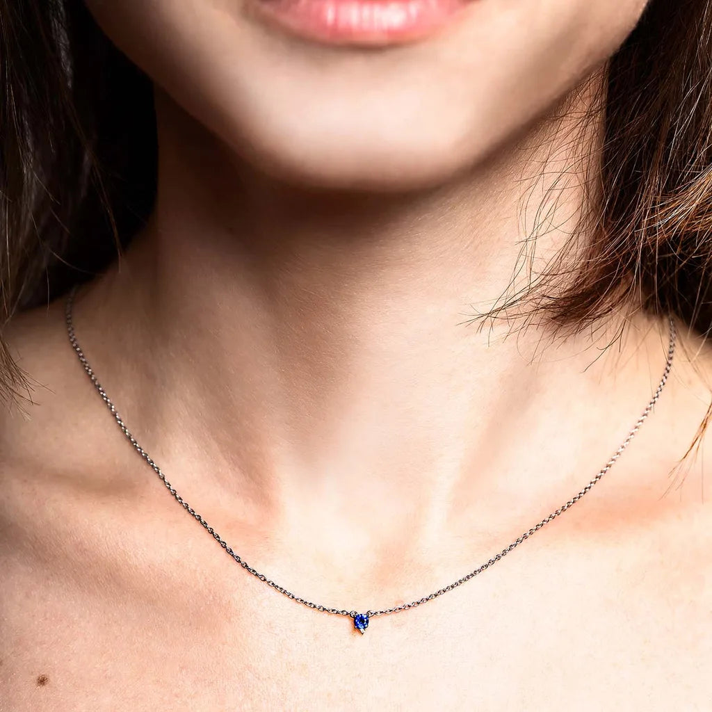 Collar fino Devi en Plata 925 con Zafiro engastado en tres garras, llevado al cuello
