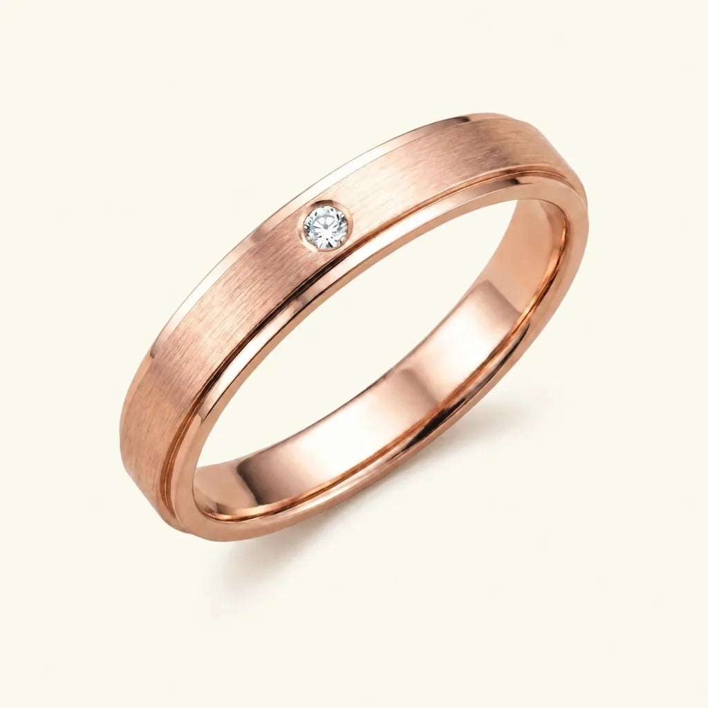 Anillo Dhruva en oro rosa 18k con diamante, acabado cepillado, por Mayuri