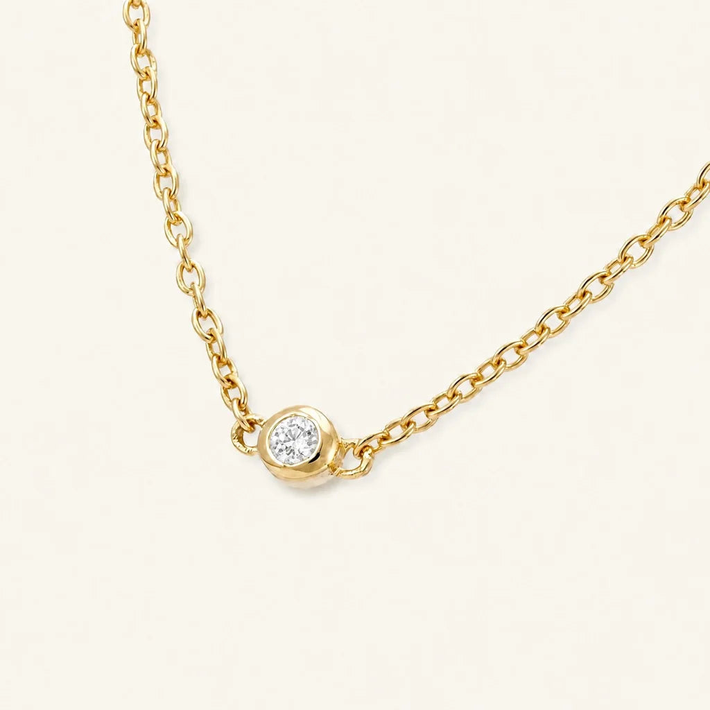 Collar Asonya en oro amarillo 18k con diamante engastado en serti clos por Mayuri