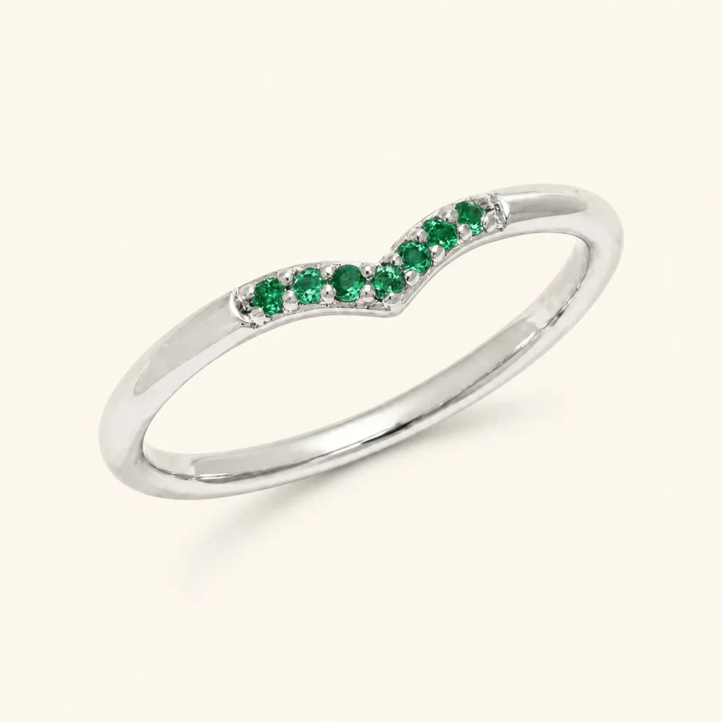 Anillo Sakshi en chevron pavé de esmeraldas en oro blanco de Mayuri