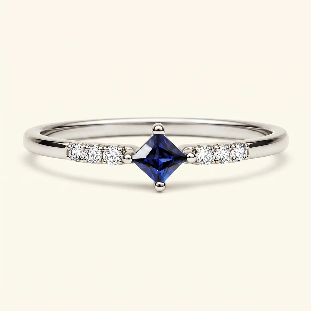Anillo Kali con Zafiro talla princesa y pavé de Diamantes en oro blanco de Mayuri