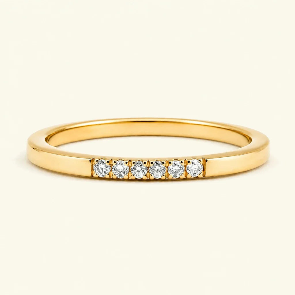 Anillo Nisha fino pavé de diamantes blancos en oro amarillo de Mayuri